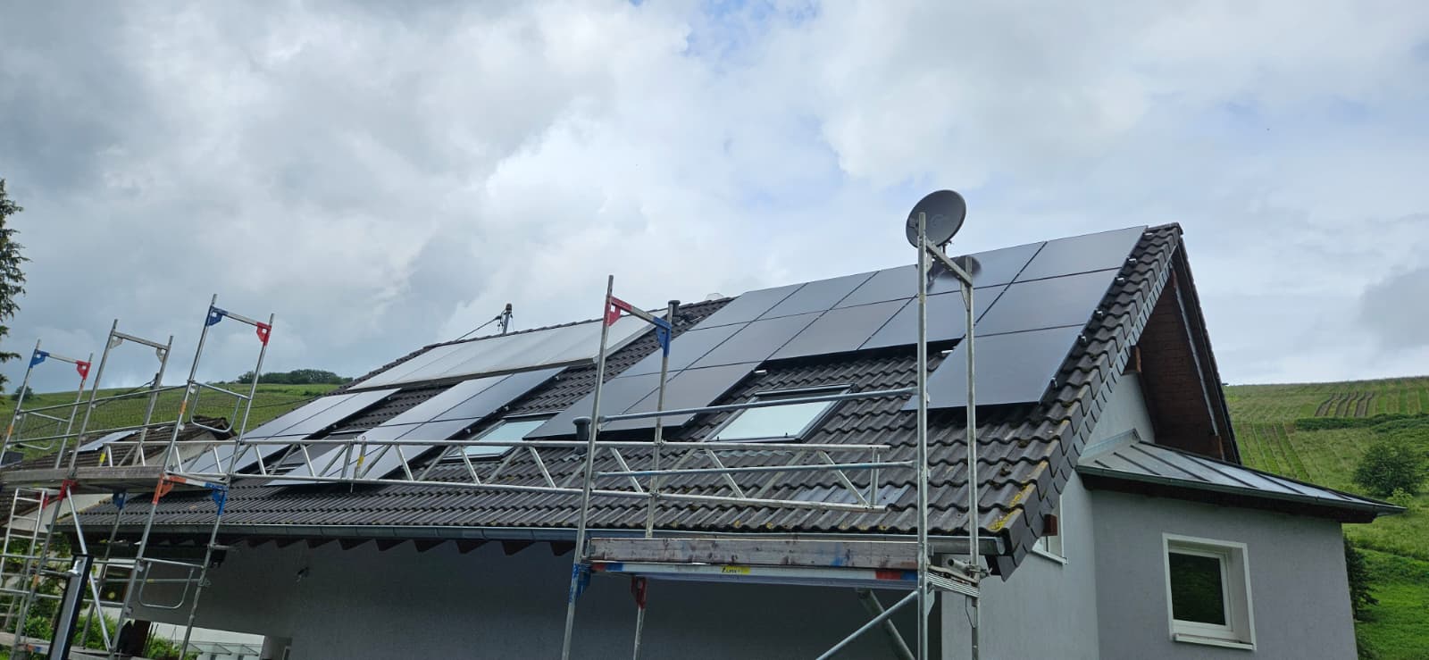 Instalație fotovoltaică pe acoperiș țiglă