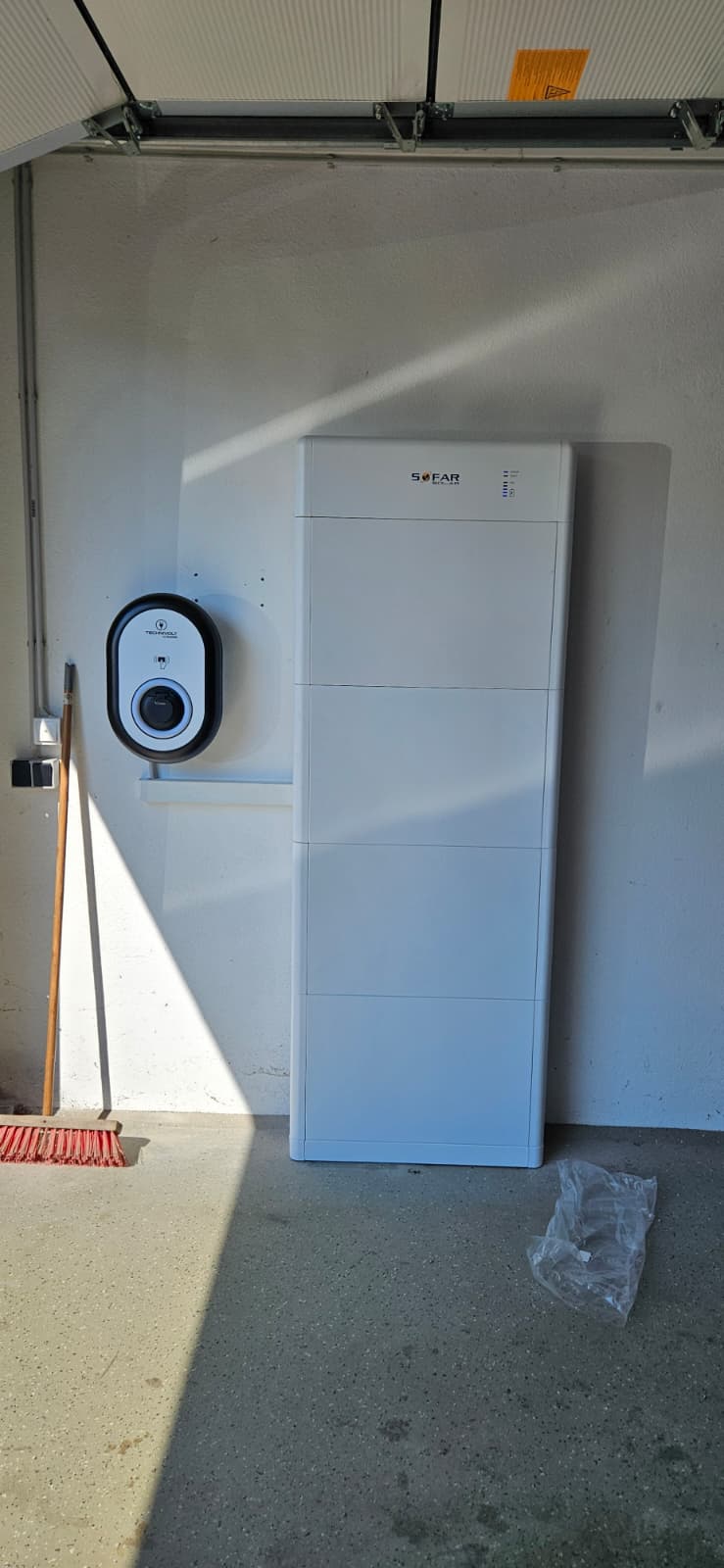 Baterie Sofar + stație de încărcare mașini electrice