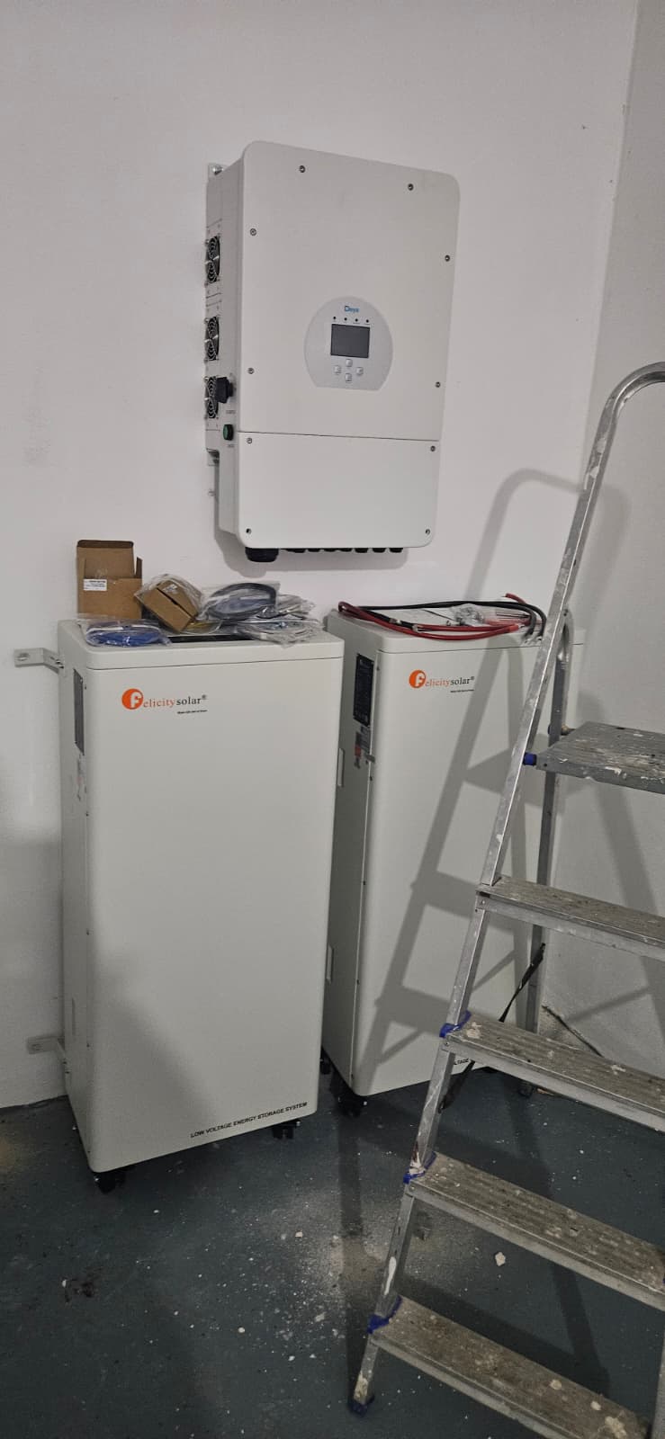 Invertor hibrid Deye + baterii Felicity Solar