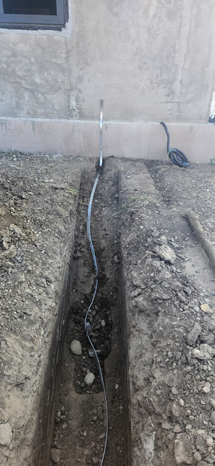 Șanț pentru branșament electric — ieșire din perete